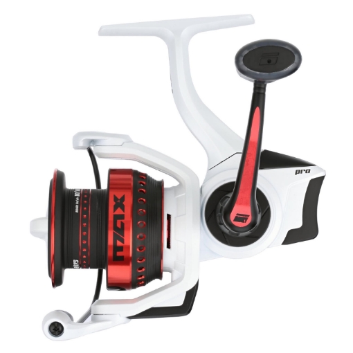Detailní záběr na ergonomickou kličku a rotor přívlačového navijáku Abu Garcia Max Pro 3000H
